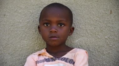 Zanzibar, Tanzanya - 13 Aralık 2019: Doğu Afrika, Tanzanya 'daki Zanzibar adasının bir sokağında yaşayan Afrikalı mutlu çocuk