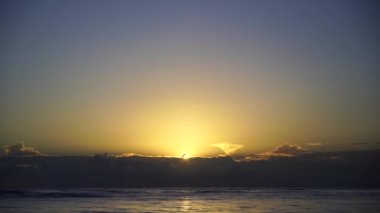 Hint Okyanusu üzerinde Tanzanya 'nın Zanzibar adasında, Doğu Afrika' da muhteşem bir gündoğumu. Seyahat ve doğa kavramı. Güneş, mavi gökyüzü ve deniz suyu