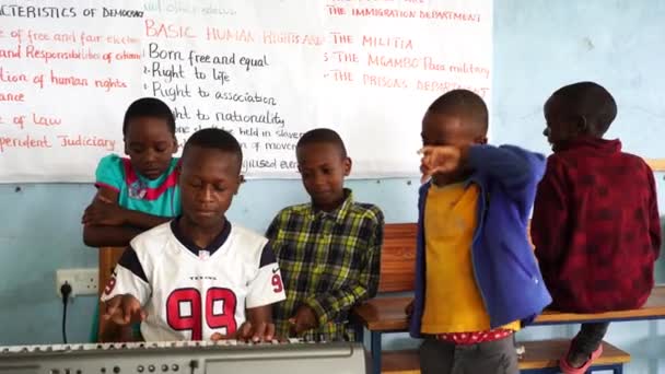 タンザニアのアルシャ 2019年12月20日 アフリカの子供たちが東アフリカタンザニアのアルシャの地元の学校でキーボード楽器を演奏 — ストック動画