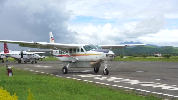 Arusha Tanzania Grudnia 2019 Mały Samolot Śmigłowy Przed Startem Lotnisku — Wideo stockowe