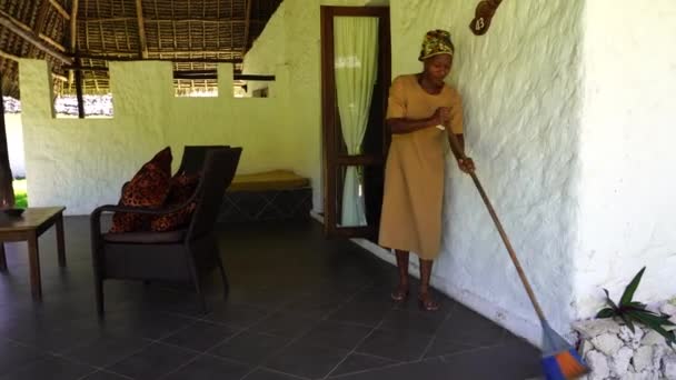 Zanzibar Tanzânia Janeiro 2020 Mulher Africana Limpa Varrendo Terraço Perto — Vídeo de Stock