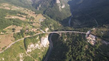 Tara nehri kanyonu, dağlar ve Curceviç köprüsü, Karadağ, Avrupa 'nın havadan görünüşü. Seyahat ve doğa kavramı 