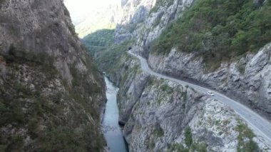 Tara Nehri Kanyonu, Kuzey Karadağ, Avrupa, seyahat ve doğa konseptinde arabalı büyük dağlar ve yol manzarası