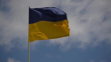 Rüzgarda dalgalanan Ukrayna bayrağı gökyüzü arka planında, yaklaş. Ukrayna ulusal rengi sarı ve mavi