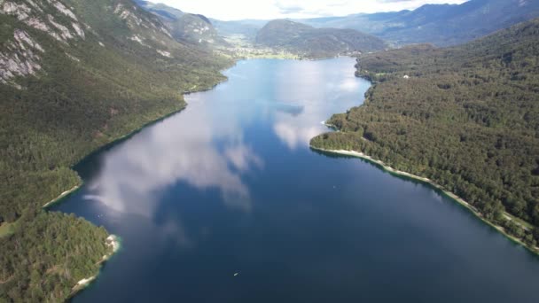 Vista Aérea Sobre Bohinjsko Jezero Lago Bohinj Entre Montañas Con — Vídeos de Stock