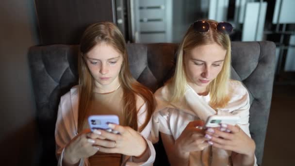 Расслабил Две Молодые Девушки Помощью Смартфона Серфинг Социальных Медиа Проверка — стоковое видео