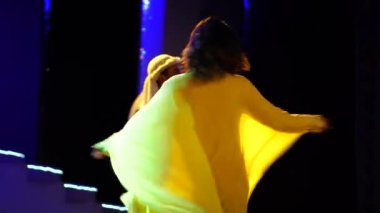 Sharm El Sheikh, Mısır - 21 Mayıs 2021: Mısırlı kadın ve erkekler Sharm El Sheikh, Güney Sina, Mısır 'daki sokak restoranında turistler için dans ediyorlar