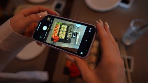 Fille Prendre Des Photos Sushi Dans Restaurant Japonais Confortable Utilisant — Video