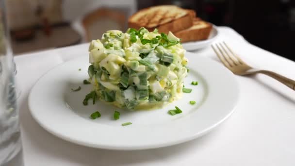 Prato Branco Com Uma Salada Alho Selvagem Pepino Ovo Cozido — Vídeo de Stock