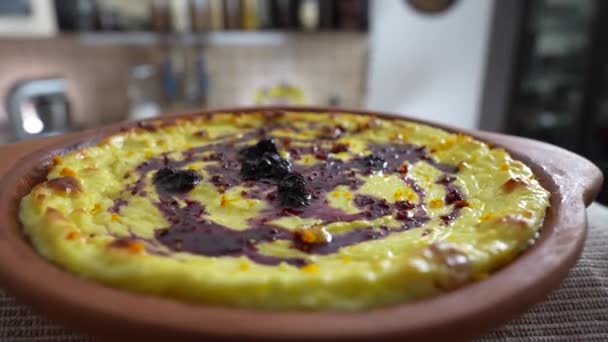 甜奶酪砂锅与葡萄干和意大利面在桌子上旋转 陶瓷碗与烤奶酪砂锅 早餐健康奶类食品 — 图库视频影像