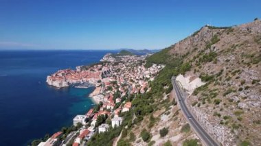 Hırvatistan 'ın eski Dubrovnik kasabası, mavi deniz ve dağlarının hava manzarası. Adriyatik Denizi 'nin Dalmaçya kıyıları, Avrupa. Seyahat ve doğa kavramı
