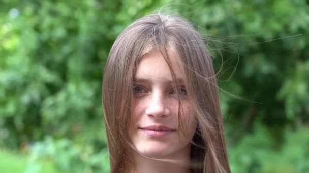 Piękna Młoda Dziewczyna Naturze Zbliżenie Portret Zewnątrz Zwolnione Tempo — Wideo stockowe