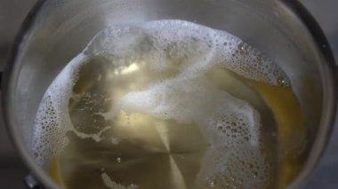 Kuru beyaz şarap gaz sobasında metal bir tavada kaynatılır.