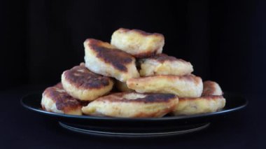 Patates kekleri, Ukrayna 'ya özgü bir isim olan patatesler, doldurulmuş mantarlar, et ya da kremalı peynir siyah arka planda sebze yağında kızartılıyor, kapanıyor, dönüyor. Geleneksel Ukrayna mutfağı