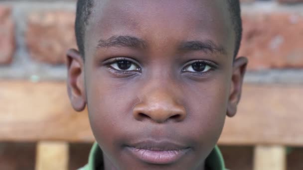 タンザニア アルシャ 2019年12月24日 東アフリカ タンザニア アルシャの地元の学校でアフリカの未確認少年が閉校 — ストック動画