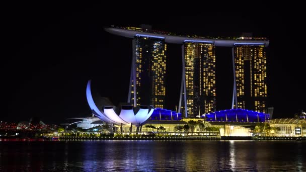 シンガポールシティ シンガポール 2020年2月26日 マリーナベイサンズのホテルは シンガポールの夜景でマリーナベイの正面に統合されたリゾートです — ストック動画