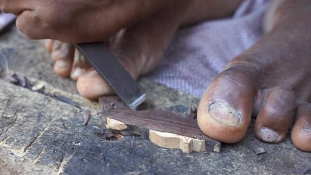 在坦桑尼亚的桑给巴尔岛 非洲男子正在为游客制作木制纪念品 木雕在坦桑尼亚是一种传统的手工艺品 — 图库视频影像