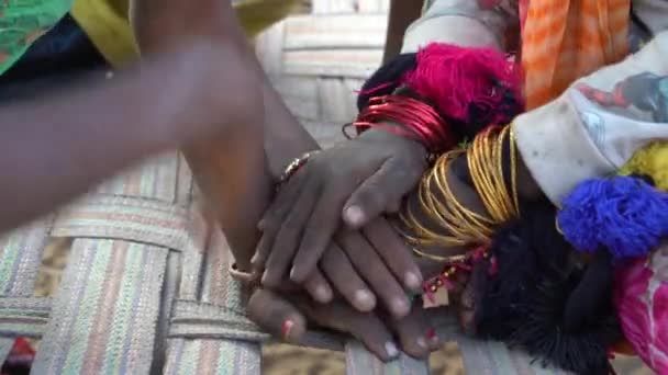 Многие Соединяют Руки Детей Улице Пушкаре Раджастан Индия Закрыть — стоковое видео