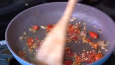 Tavada sebze yağında kızartılmış soğan ve kırmızı biber. Kızartma tavası, doğranmış soğan ve kırmızı biber, yakın çekim. Endonezya