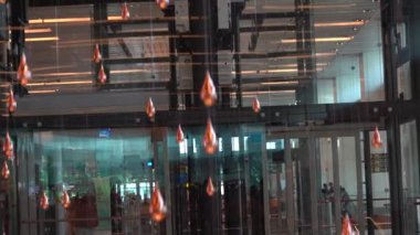 CHANGI HAVAALANI, ŞARKI - 27 Mart 2019: Changi havaalanı kalkış ve salonundaki Kinetik yağmur heykeli. Kinetik yağmur kurulumu, yenilenmiş çıkış kayıt salonunun simgesidir