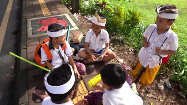 Ubud Bali Indonesia March 2019 Непізнані Індонезійські Школярі Після Класної — стокове відео