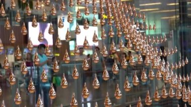 CHANGI HAVAALANI, ŞARKI - 27 Mart 2019: Changi havaalanı kalkış ve salonundaki Kinetik yağmur heykeli. Kinetik yağmur kurulumu, yenilenmiş çıkış kayıt salonunun simgesidir