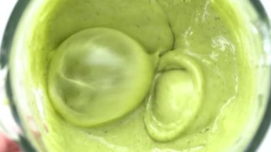 Meyve ve sebzeler sağlıklı yeşil bir smoothie ile harmanlanır. Sağlıklı yaşam tarzı kavramı. Kapatın. Muz dereotlu içecekler, yavaş çekim, üst manzara.