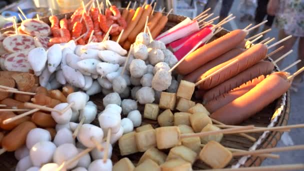 Comida Rua Vendedor Tailandês Vende Salsicha Rolo Primavera Bolas Carne — Vídeo de Stock