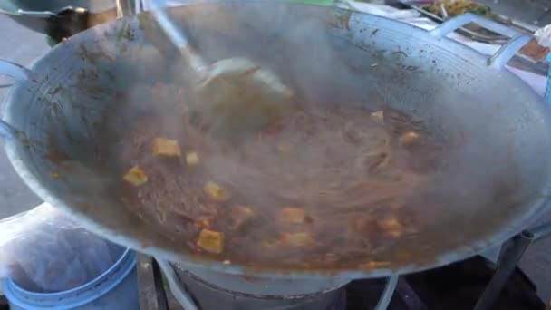 Comida Callejera Hombre Tailandés Está Cocinando Fideos Tailandeses Con Tofu — Vídeos de Stock