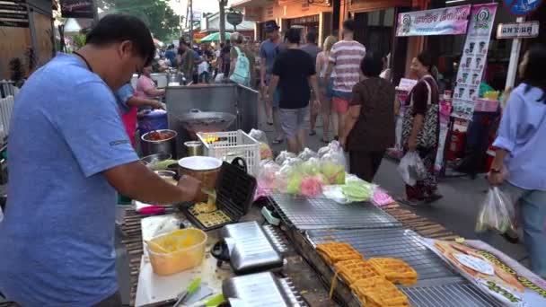 Koh Phangan Tajlandia Grudzień 2018 Street Food Tajski Sprzedawca Sprzedaje — Wideo stockowe