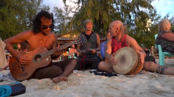 Koh Phangan Tailandia Febrero 2019 Músicos Callejeros Tocando Tambor Para — Vídeos de Stock