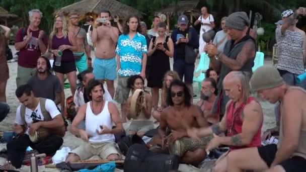 Koh Phangan Thailand Februar 2019 Straßenmusiker Trommeln Für Touristen Bei — Stockvideo