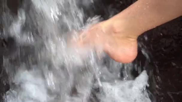 Женская Нога Водой Водопада Горах Женская Нога Собирает Свежую Чистую — стоковое видео