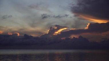 Hint Okyanusu üzerinde Tanzanya 'nın Zanzibar adasında, Doğu Afrika' da güzel bir gündoğumu. Seyahat ve doğa kavramı. Sabah gökyüzü, bulutlar ve deniz suyu