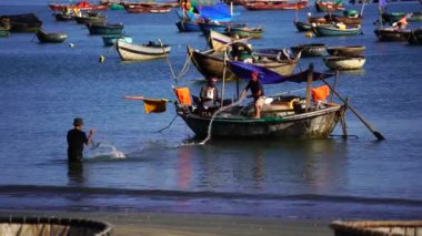 Danang, Vietnam - 29 Nisan 2020: Vietnam 'da Danang, Vietnam yakınlarındaki açık denizde geçici yaşam salları için kürek çeken geleneksel, yuvarlak, bambu bir teknede Vietnamlı balıkçı. Buna Thung Chai de denir.