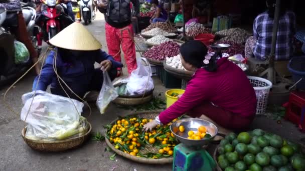 Hue Vietnam March 2020 Vietnamese People Sell Buy Fruits Vegetables — Stockvideo
