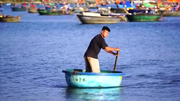 Danang Vietnam April 2020 Vietnamese Fisherman Traditional Woven Bamboo Boat — Stock Video