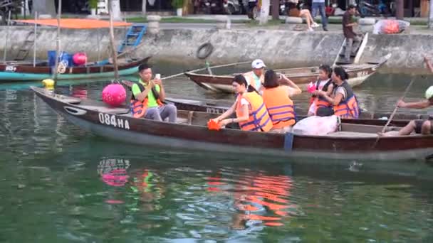 Hoi Vietnam June 2020 Vietnamese People Float Wooden Boat River — Stock Video