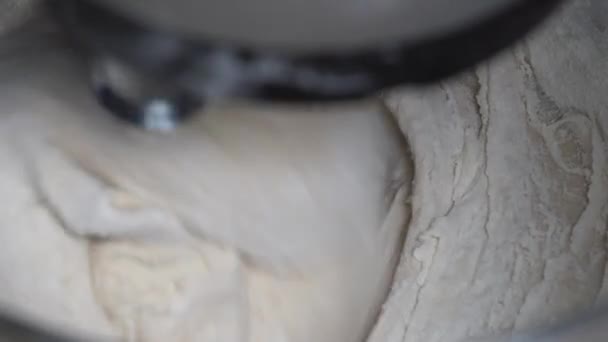 キッチンマシンを使用して生地を混練 テーブルスタンドミキサーで酵母のないパンを作る 台所の援助は 生地を作るために小麦粉をこねる 閉じる — ストック動画