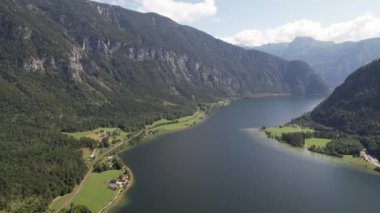 Hallsttter 'ın havadan görünüşü ya da Hallstatt Gölü ve büyük dağlar Avusturya' daki Hallstatt köyünün yanında, seyahat ve doğa konsepti