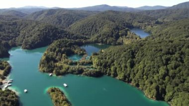 Yazın Hırvatistan, Orta Avrupa, seyahat ve doğa kavramında ormanla ünlü Plitvice Gölleri üzerinde uçmak