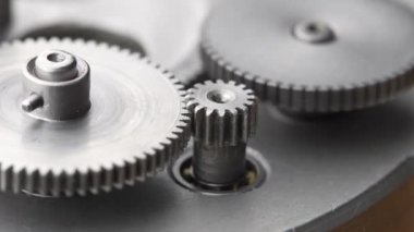 Vitesler mekanik bir cihazda dönüyor. Makine metal dişlileri soyut bir şekilde dönüyor. Çarklı tekerlek mekanizması, kapat, makro