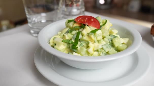 Placa Blanca Con Una Ensalada Ajo Silvestre Pepino Huevo Cocido — Vídeos de Stock