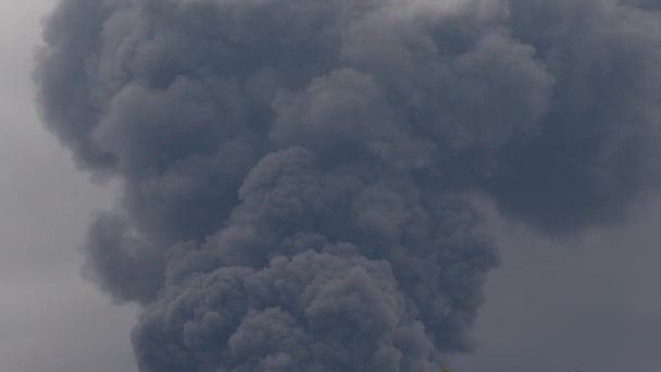 Une Épaisse Fumée Noire Couvre Ciel Pendant Guerre Entre Ukraine — Video