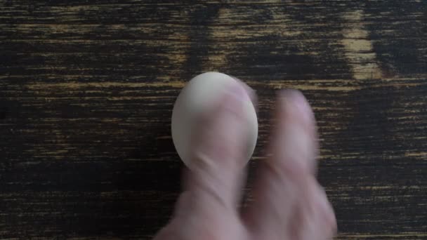 Tavuk Yumurtası Ahşap Bir Masada Döner Yakın Plan Üst Manzara — Stok video