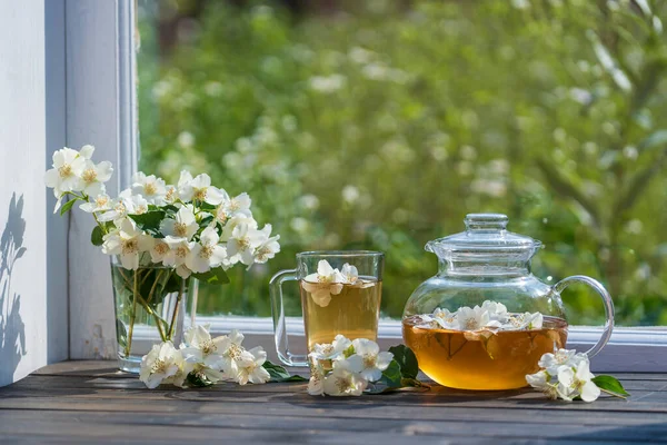 Läckert Varmt Örtte Fönsterbrädan Hemma Sommardagen Nära Trädgården Och Vacker — Stockfoto