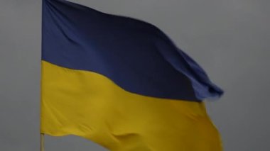 Rüzgarda dalgalanan Ukrayna bayrağı gökyüzü arka planında, yaklaş. Ukrayna ulusal rengi sarı ve mavi