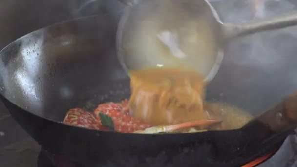 Malaysian Male Seller Cooks Crab Curry Sauce Large Frying Pan — Vídeo de stock