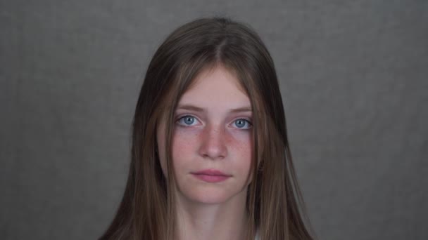 Piękna Młoda Dziewczyna Kryty Portret Dzieci Bliska — Wideo stockowe