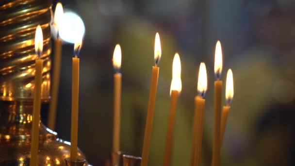 Спалення Свічок Перед Вівтарем Християнській Православній Церкві Молитва Парафіянина Церкви — стокове відео